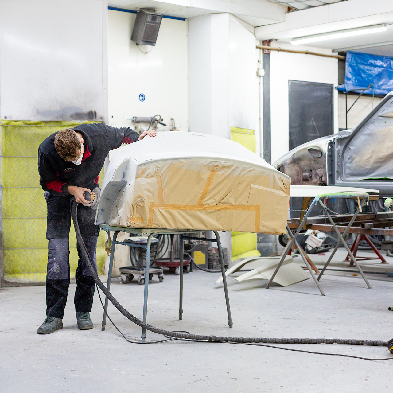 Autorestauratie Raalte, spuitwerk voorbereiden